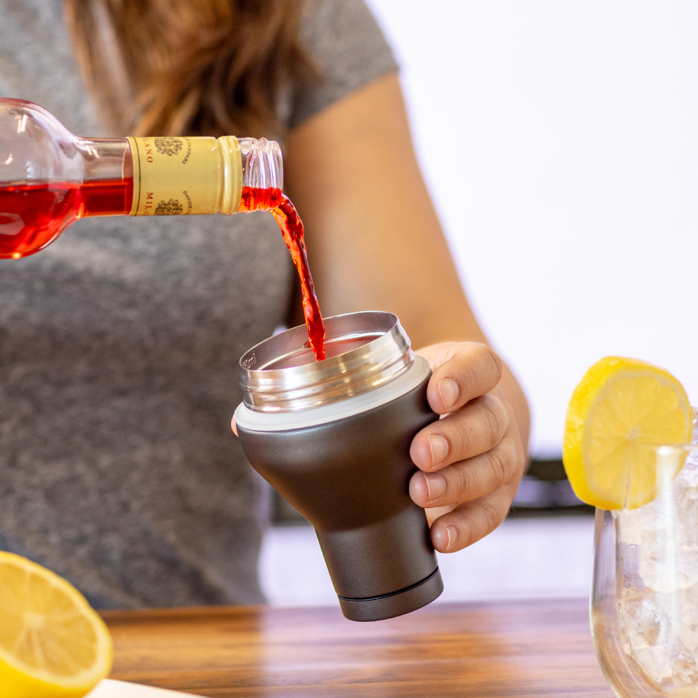 cocktail-shaker-lid-v8 Cocktail_Shaker_lifestyle_2_b714e13d-dd84-4844-956f-11cddc294041.png